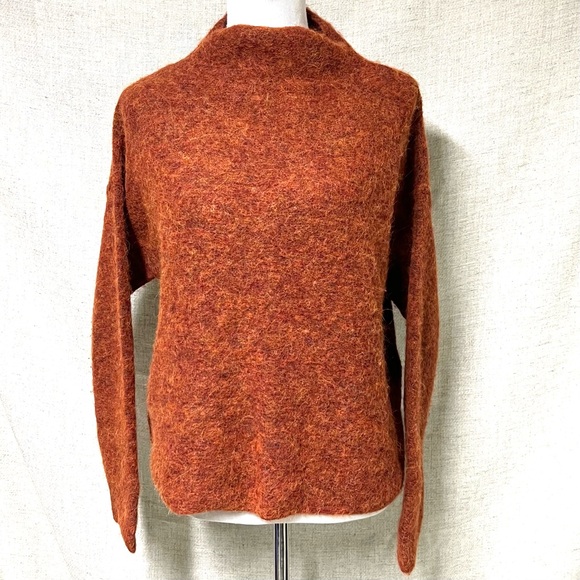 Line sweater - Picture 1 of 3